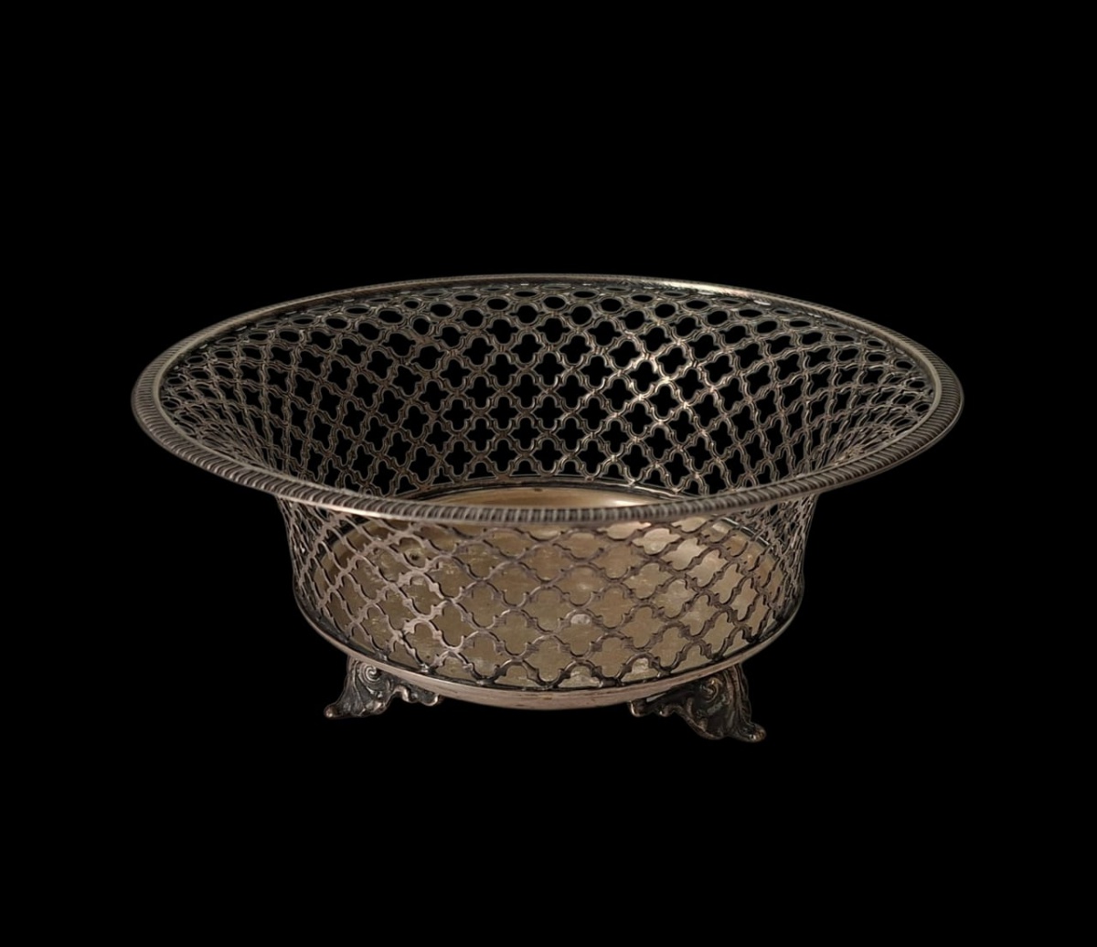 Muito bela cestinha em metal prateado, ideal para centro de mesa. Diâmero- 17cm
