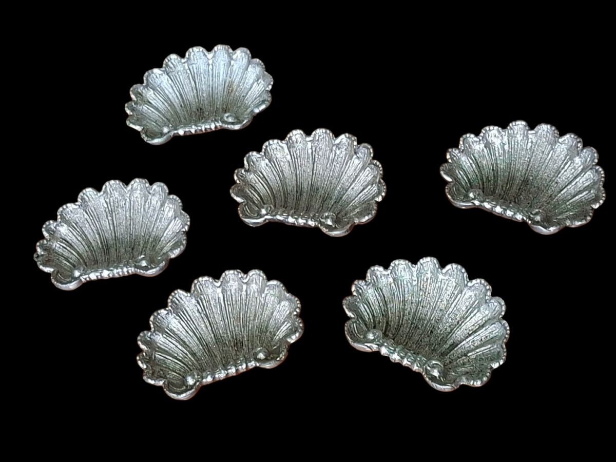 Conjunto de seis pequenas petisqueiras em metal prateado, elaboradas em forma de conchas. 7cm