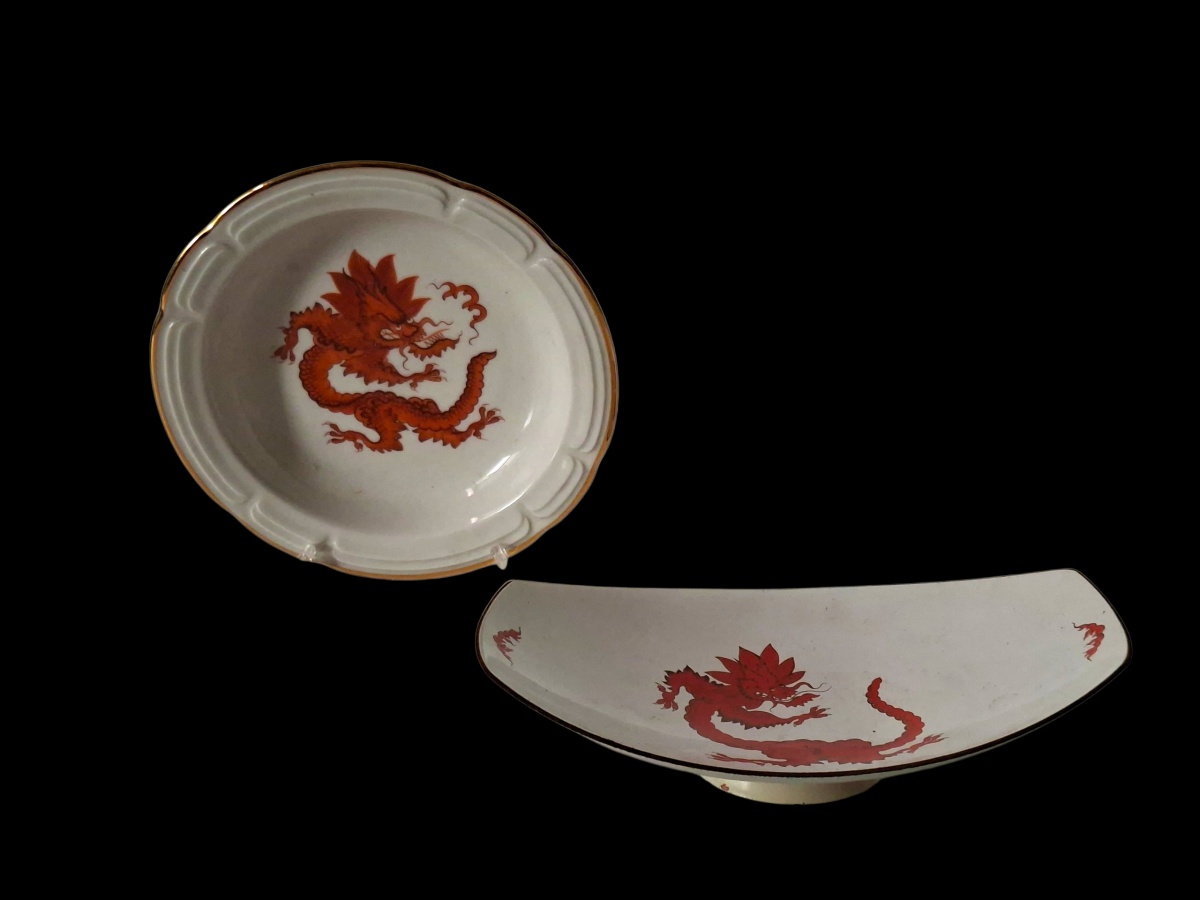 Dupla de petisqueiras da manufatura alemã PGH Handgemalt, representando dragões, uma em metal esmaltado e outra em porcelana. 13cm e 16cm.