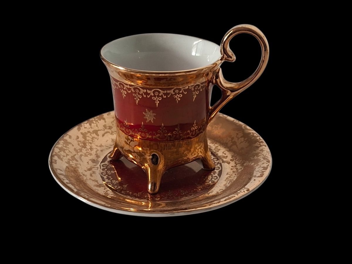 COLECIONISMO – Antiga xícara de café colecionável com respectivo pires. Decorada com malha dourada.