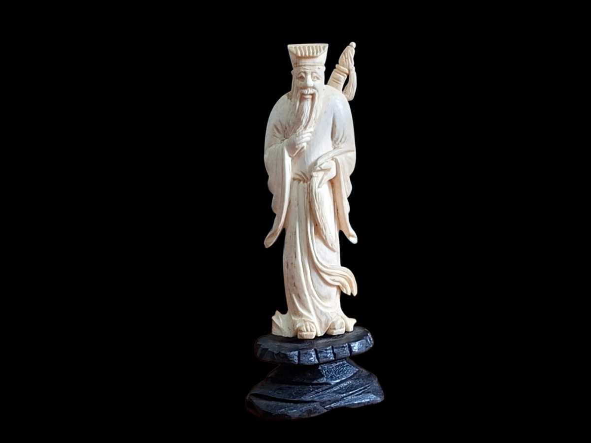 MARFIM - Bela estatueta em marfim, retratando sábio chinês. 13cm