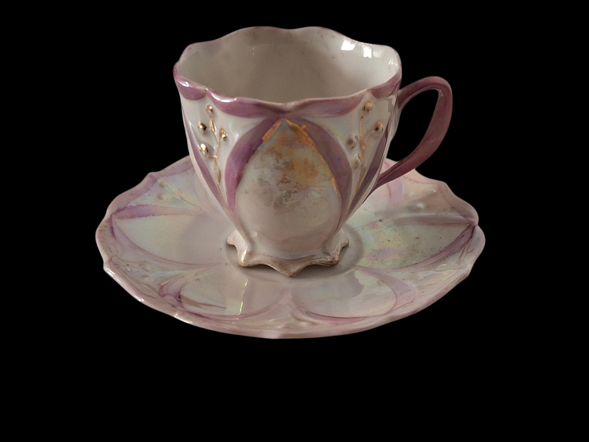 COLECIONISMO – Antiga xícara de café colecionável com respectivo pires. Com interessante policromia azul e dourada.