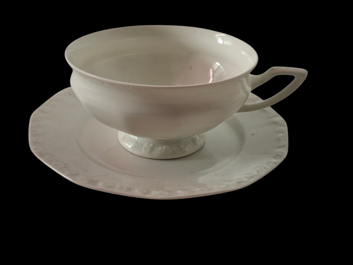 ROSENTHAL - Bela xícara em porcelana Rosenthal, pertencente à linha `Maria`. Acompanha pratinho.