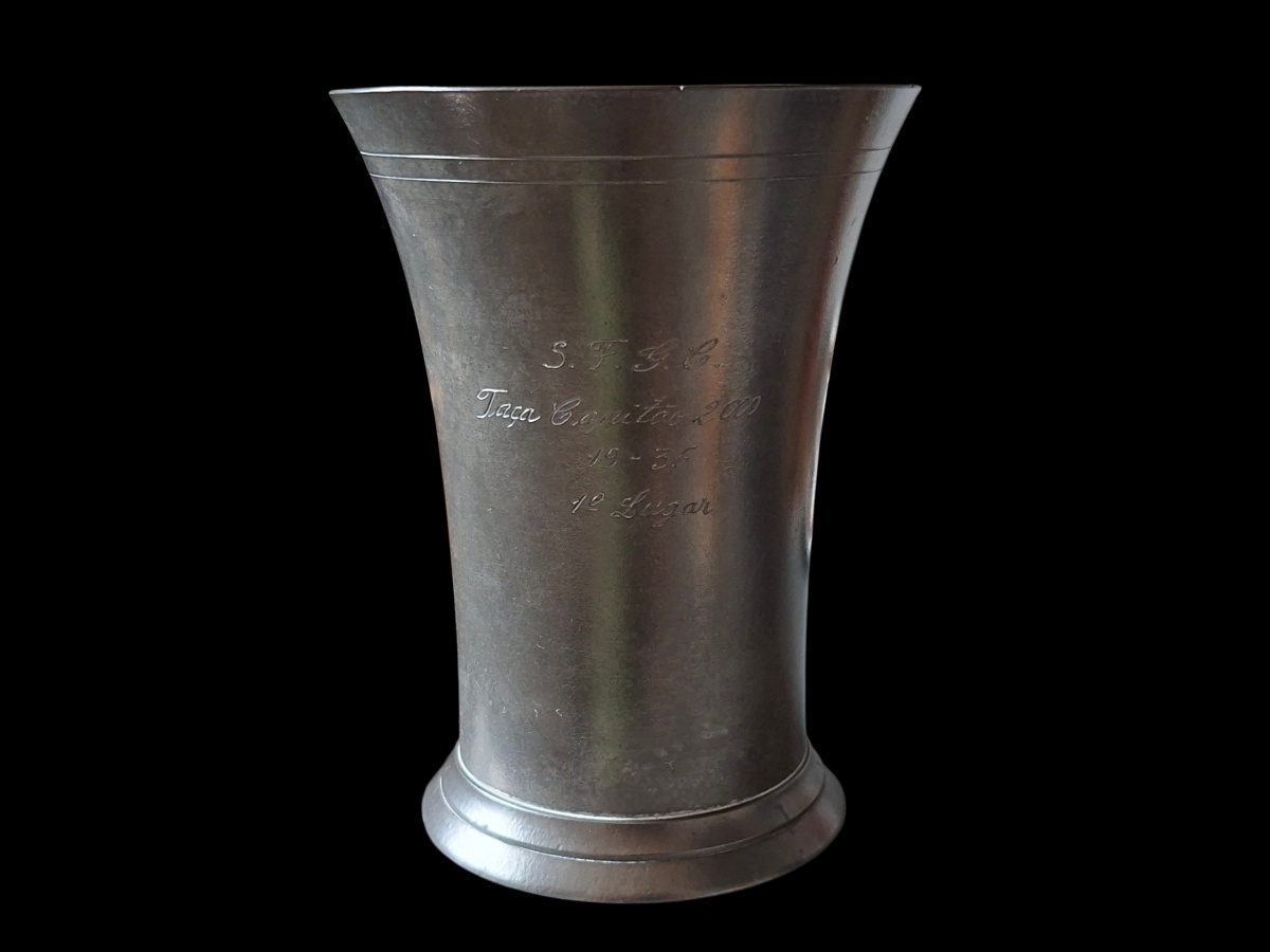Antigo copo em metal relacionado a premiação. 13 cm.