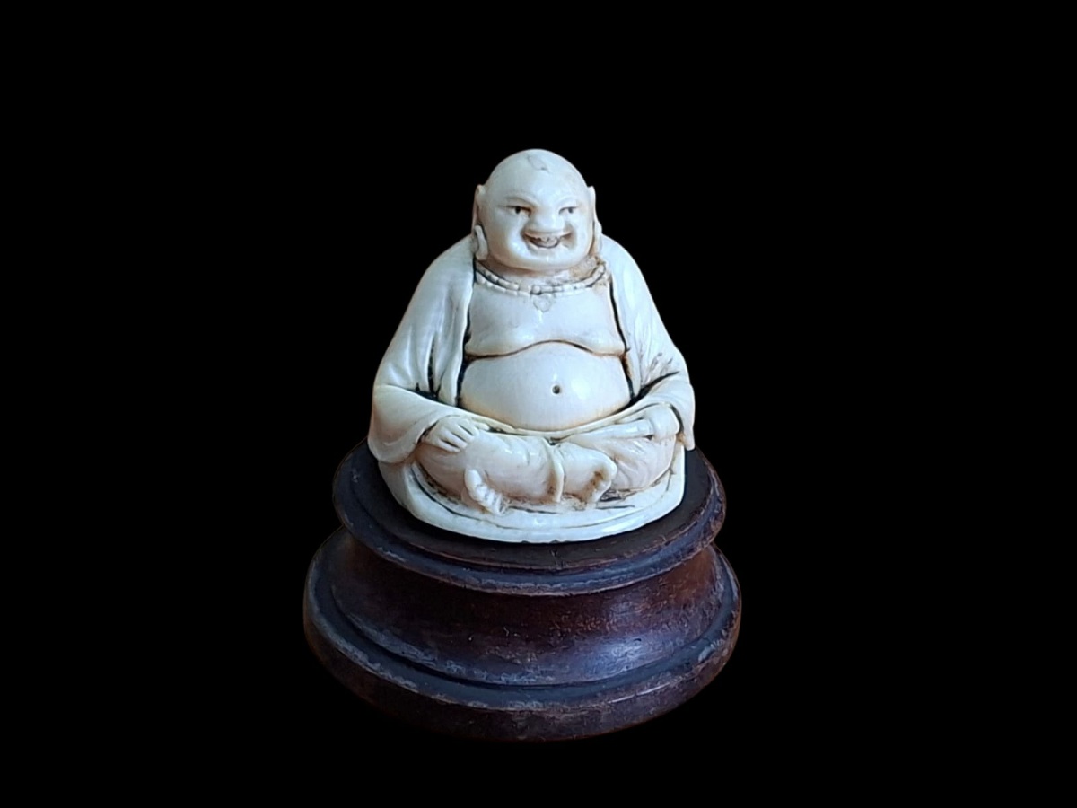 MARFIM - Bela estatueta em marfim, retratando divindade chinesa (comumente chamada de `buda da prosperidade`). 7cm