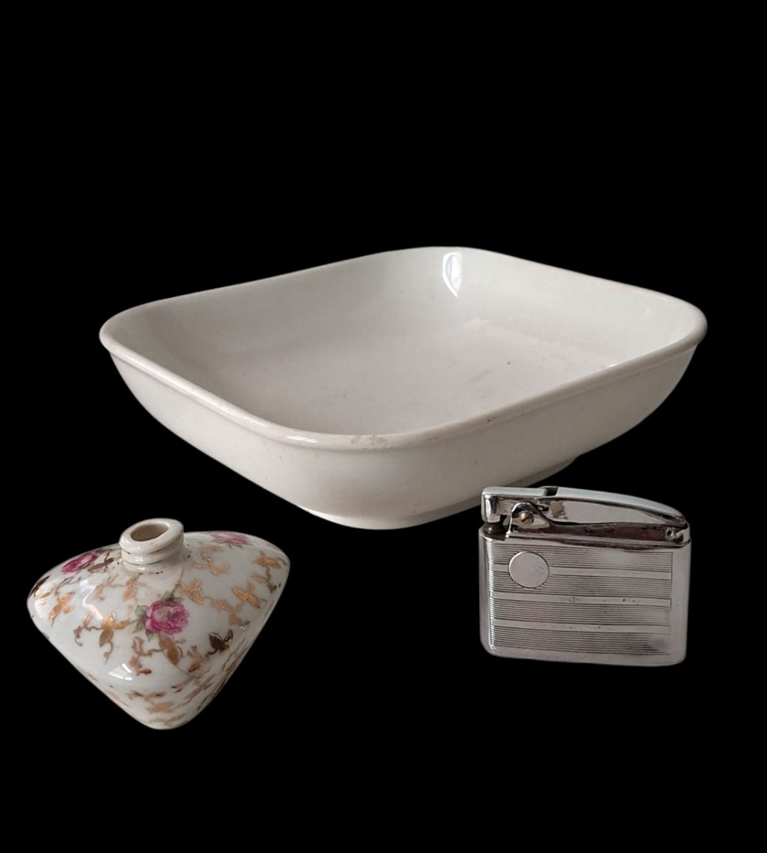 FUNDO DE GAVETA: Lote contendo bowl em porcelana alemã, um antigo isqueiro e um pequenino vaso em porcelana Bavaria.