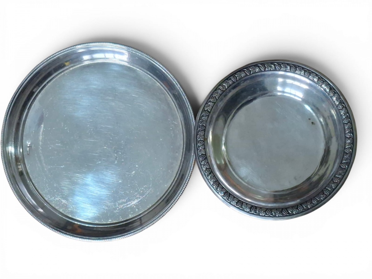 Conjunto de duas pequenas bandejas elaboradas em metal espessurado a prata.