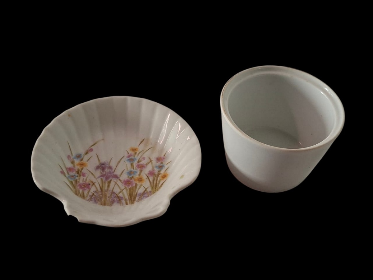 Dupla com potinho e petisqueira em porcelana alemã. A petisqueira tem um pequeno bicado.