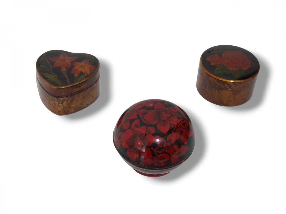 Conjunto de três pequeninas caixas de madeira. Para decoração ou guarda de objetos bem pequenos.