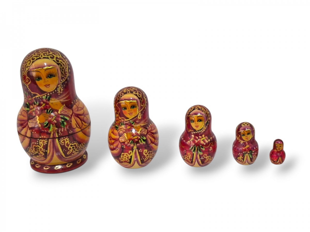 Bela babushka (matrioska) retratando jovem russa. As babushkas são bonecas típicas da Rússia, fabricadas geralmente em madeira, que servem de caixa para bonecas cada vez menores, que vão sendo descobertas por quem abre ...