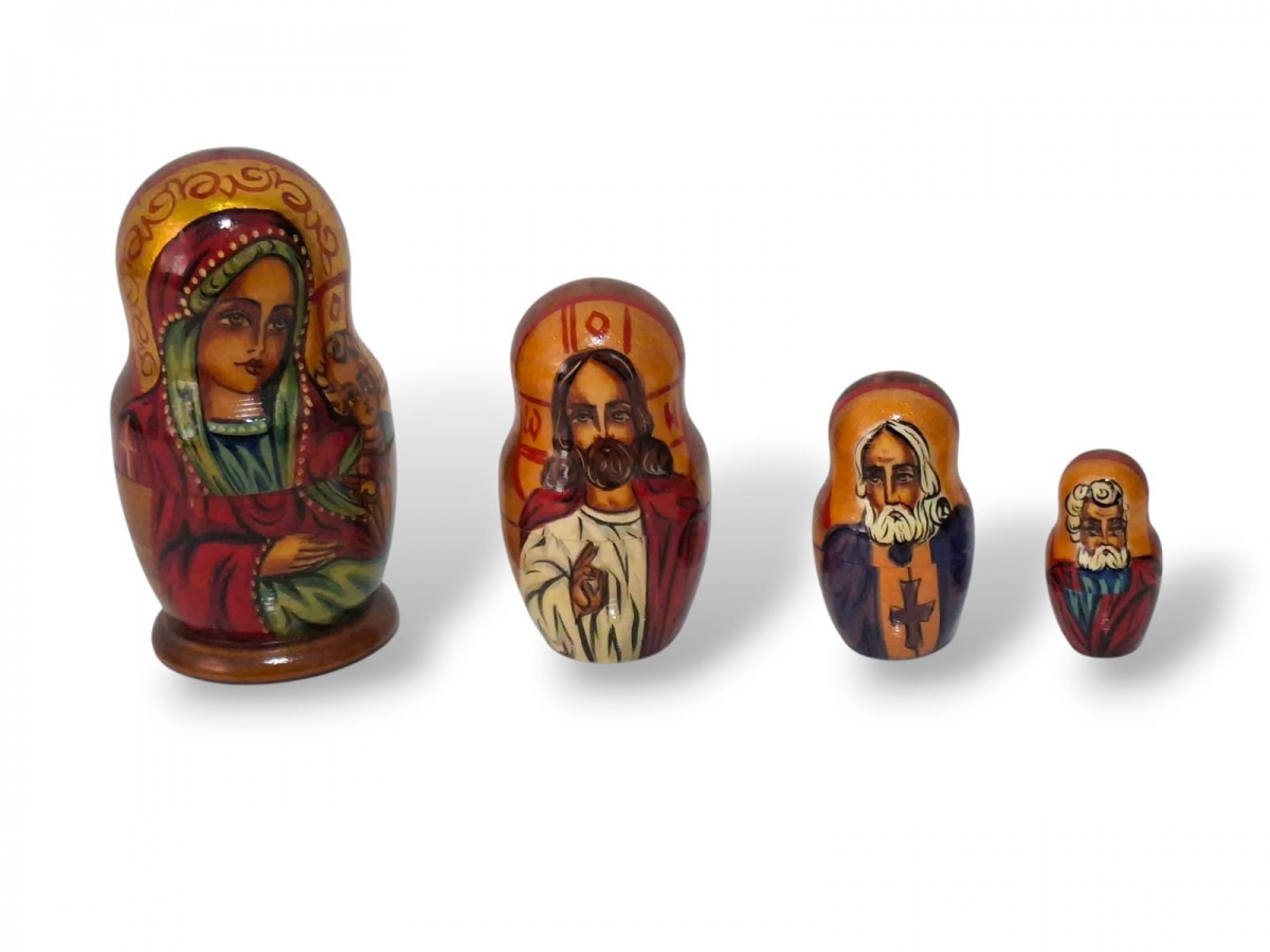 Bela babushka (matrioska) retratando imagens de santos cristãos. As babushkas são bonecas típicas da Rússia, fabricadas geralmente em madeira, que servem de caixa para bonecas cada vez menores, que vão sendo descobertas ...
