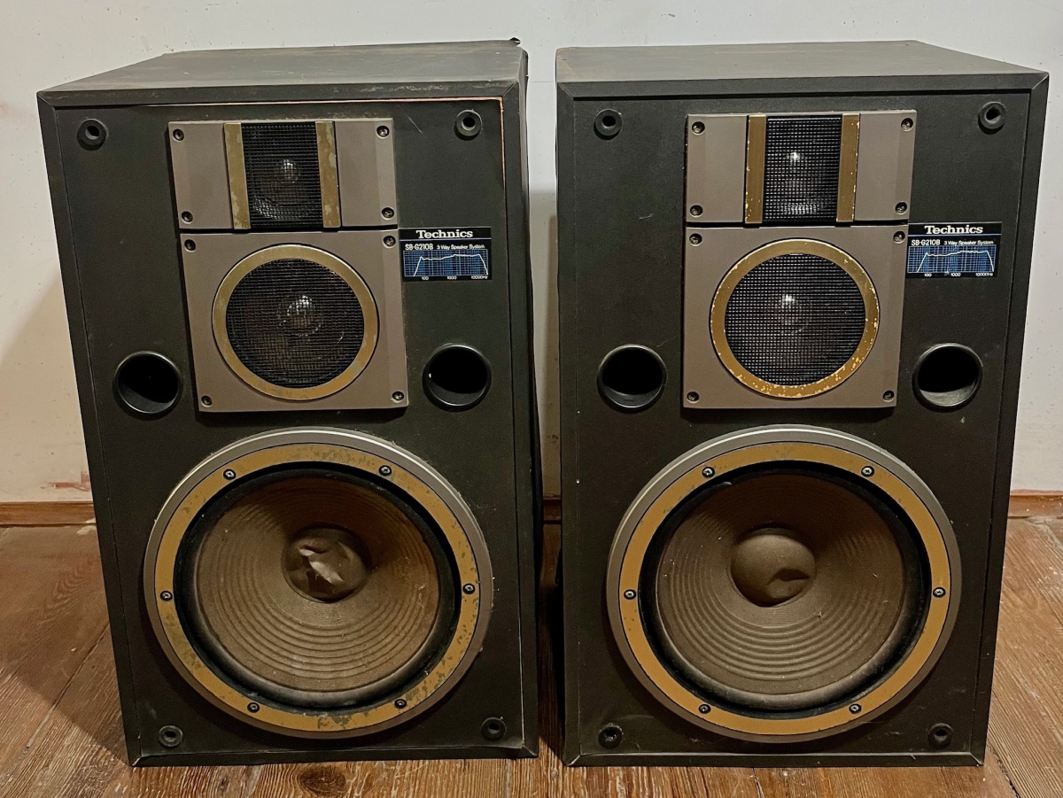 Caixas de som Technics SB-G210B, uma funcionado e outra
