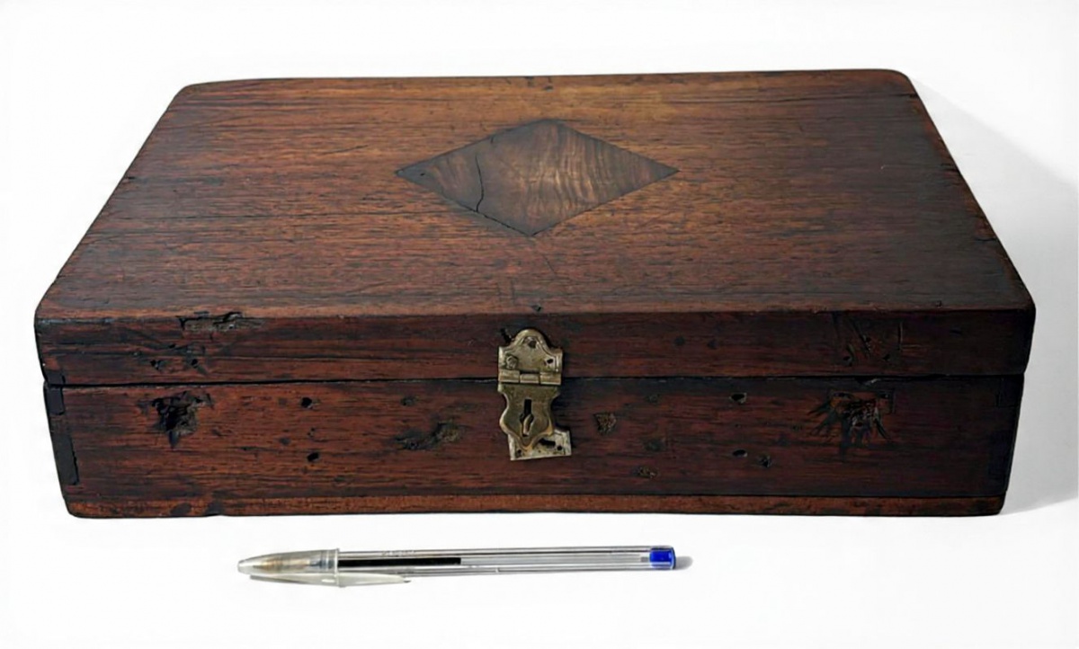 Antiga caixa produzida em madeira de lei, marcas do tempo, maior comprimento:87,8cm altura x 34,5cm comprimento x 24cm largura.