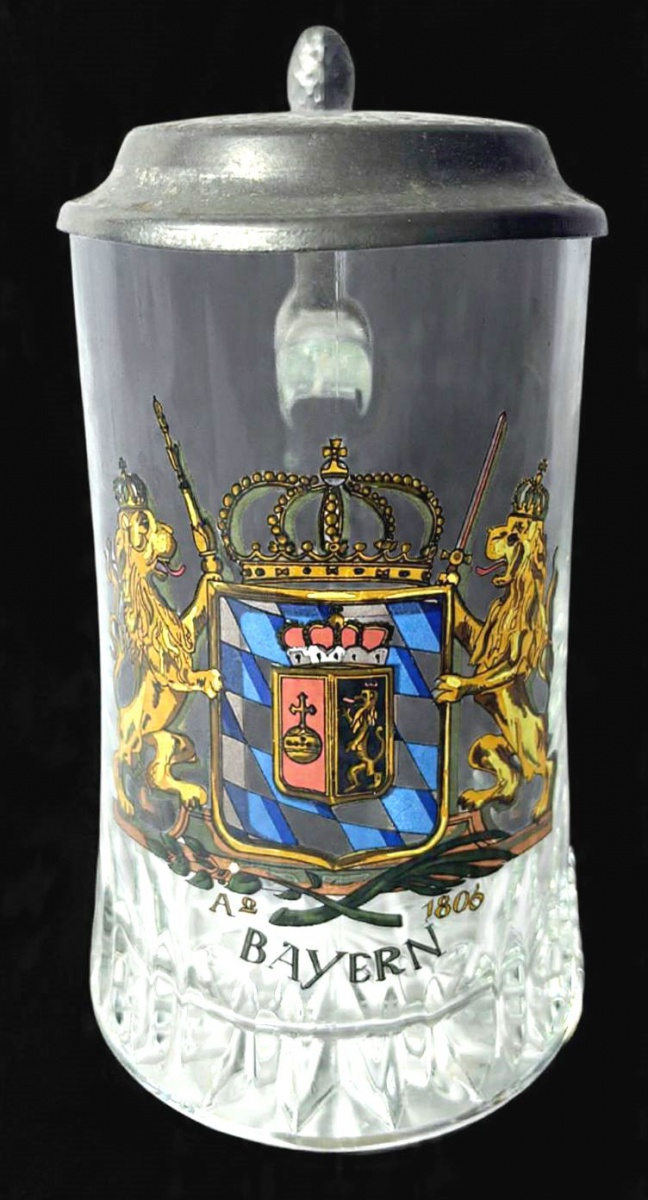 Caneco para chopp produzido em vidro decorado com brasão de armas oficial do Estado Livre da Bavieira ( Bayen) em rica policromia, e tampa, maior comprimento:15cm altura.