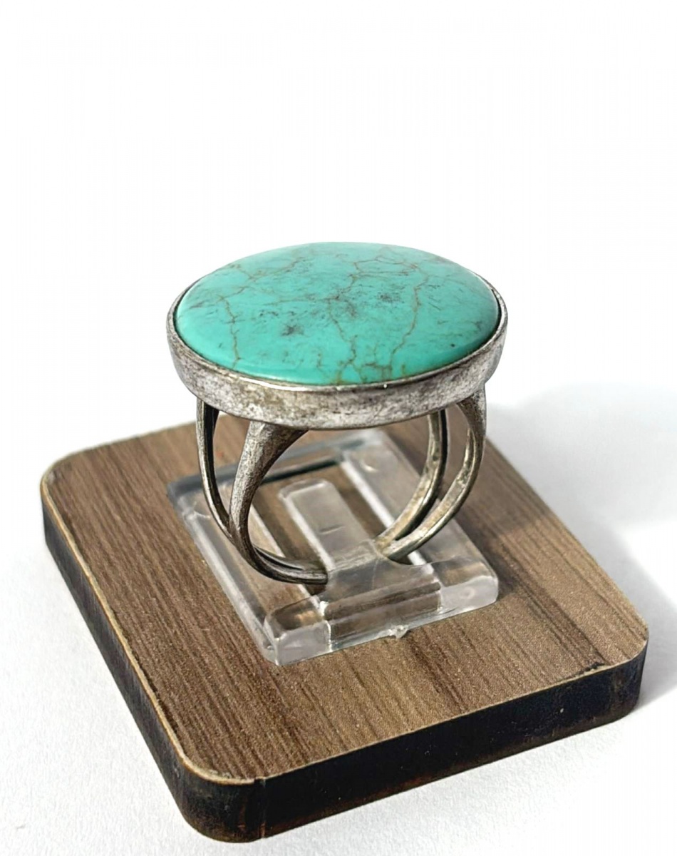 Anelão produzido em prata de lei, com pedra de Turquesa no formato redondo, aro:20.