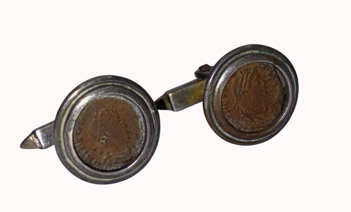 Par de abotoaduras produzidas em Prata de lei, com moeda de cobre do Império Romano, provavelmente Imperador Constantino, maior comprimento:3cm.