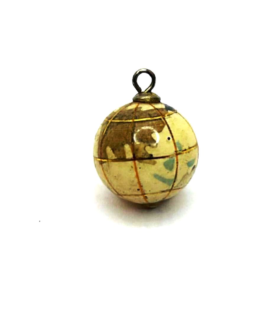 Pingente representando Globo Terrestre , com detalhes em filetação em ouro, maior comprimento:1,5cm.