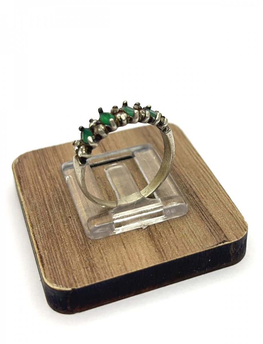 Anel meia aliança produzida em prata de lei, com ornamentação d e pedra Zircônia e Jade, aro:19.