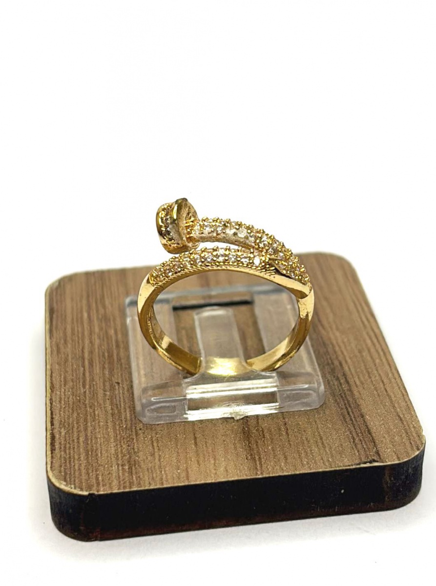 Belo anel banhado á ouro, cravejado com pedra de zircônia translúcida representando prego, aro:13.