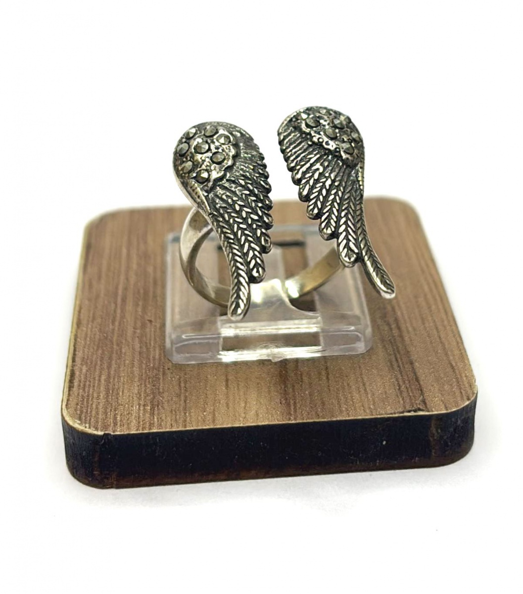 Anel produzido em prata de lei, representando asas de anjo, com pedra de marcassita, aro:15.