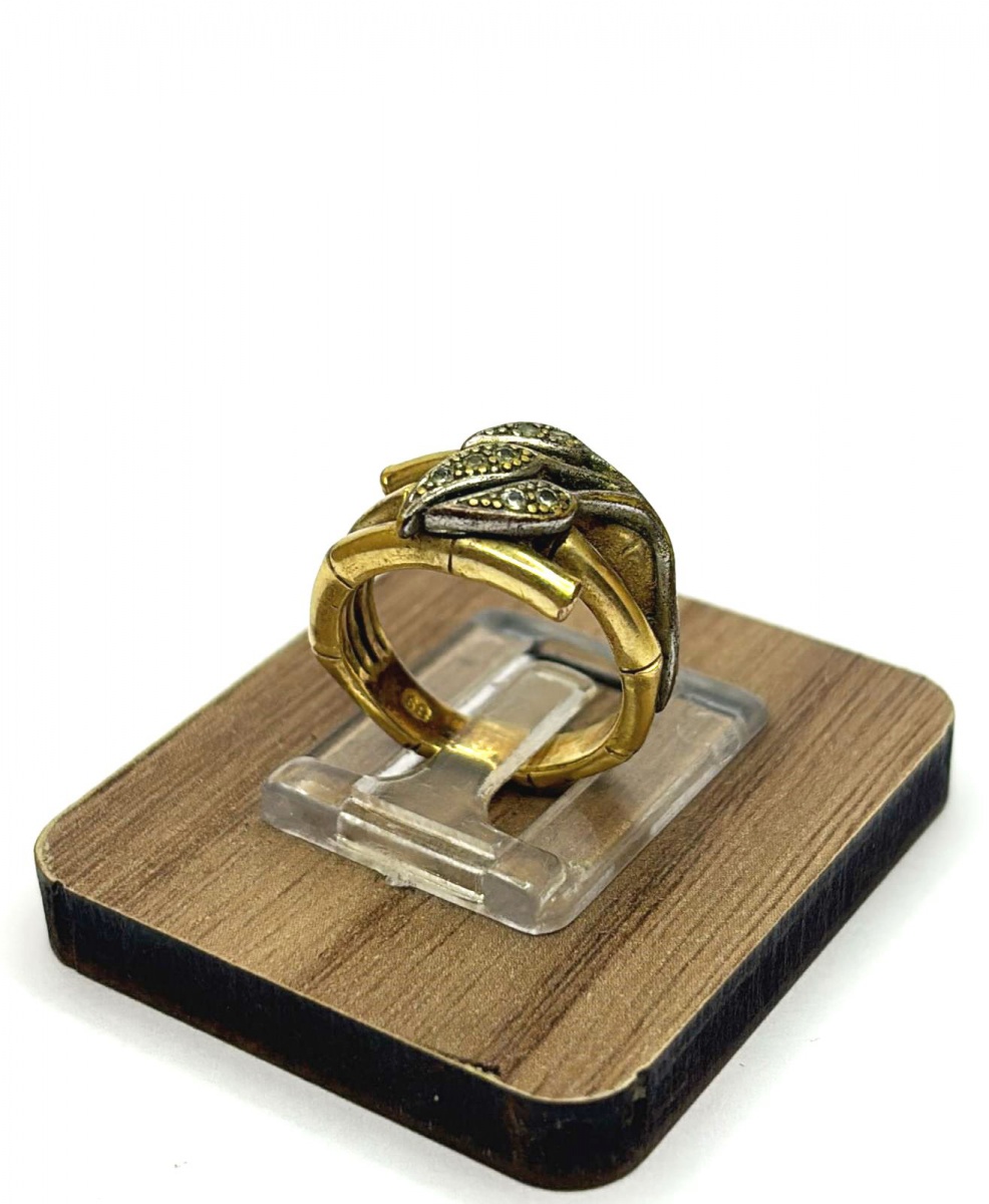 Anel de grife banhado á ouro, com estrutura representando bambu, e cristais ,aro:13.