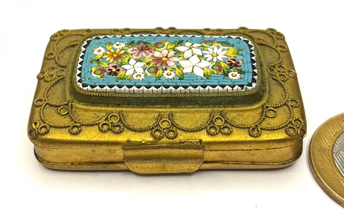 Caixinha porta comprimido antiga, com ornamentação de Micro mosaico Italiano, século XIX, maior comprimento:5,5cmx3,5cm.