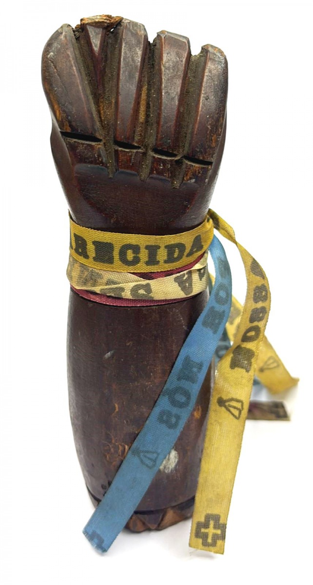 Figa esculpida em madeira de lei, com fitinhas religiosas, no estado, maior comprimento:14,5cm.