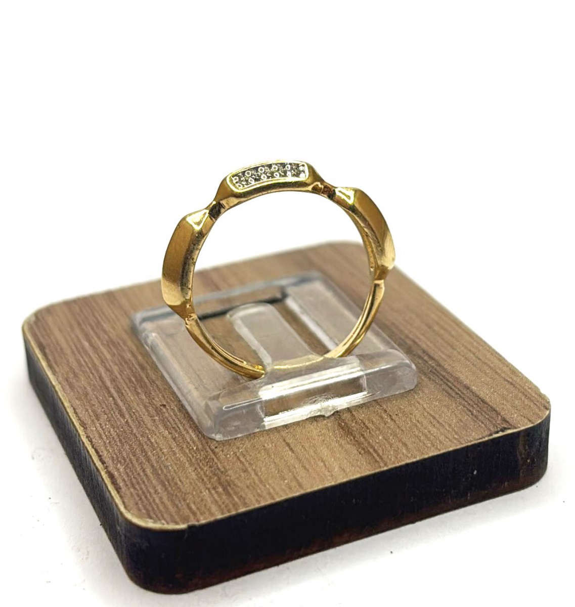Anel de grife banhado á ouro, com pedra de zircônia translúcida, aro:15.