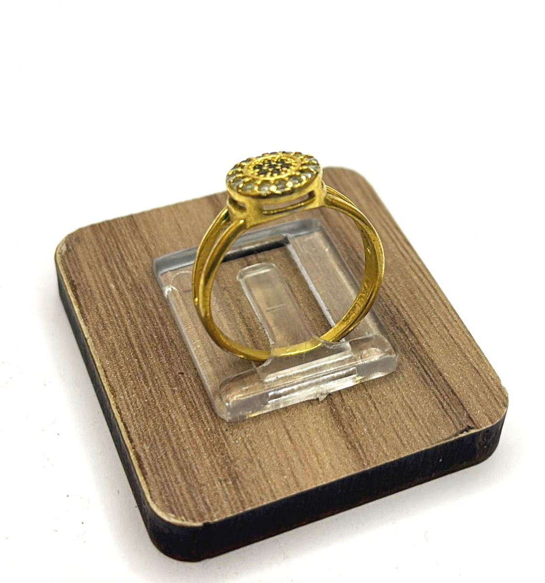 Anel de grife banhado á ouro, com pedra de zircônia translúcida, aro:19.