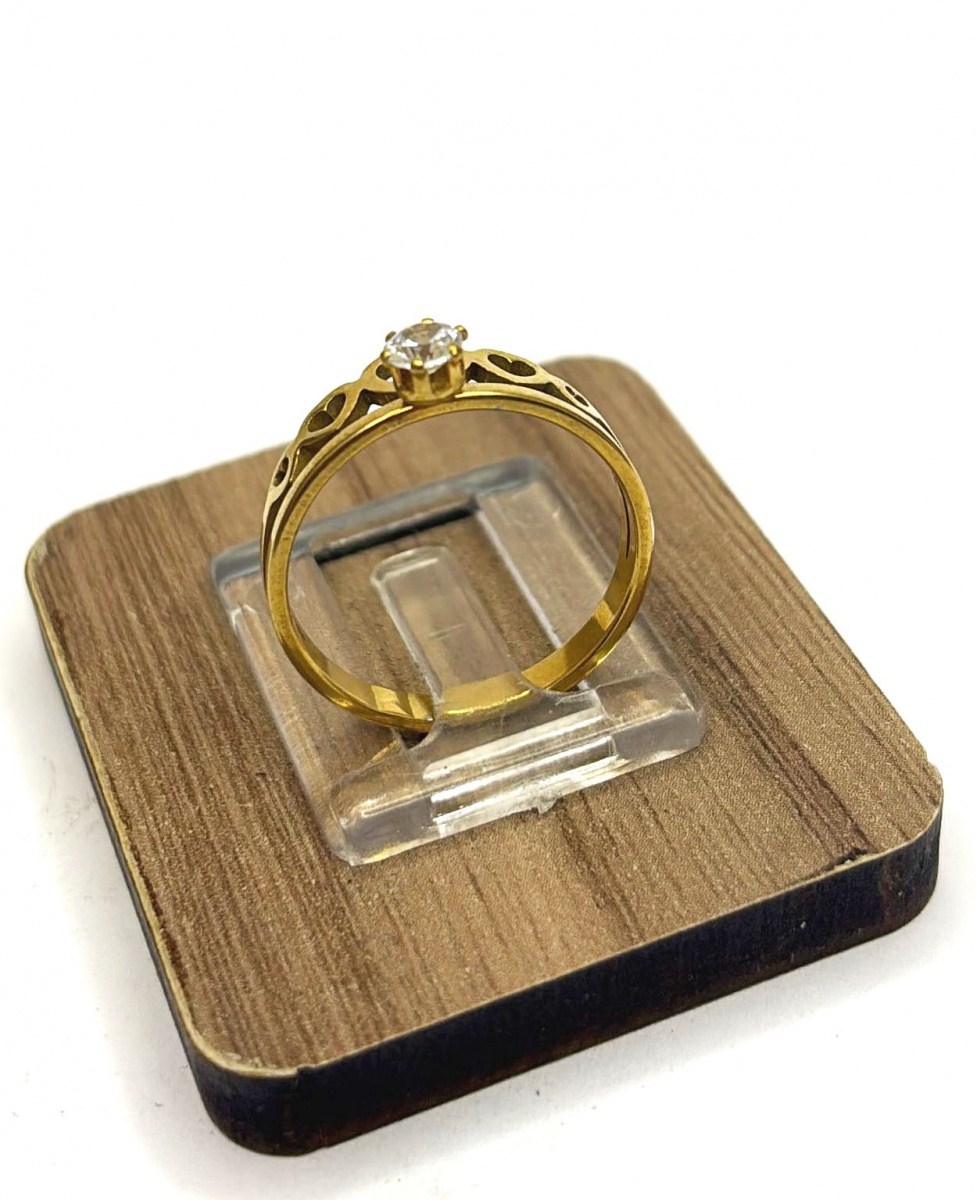 Anel produzido em prata de lei, banhado á ouro, e pedra de zircônia translúcida, com representação de coração, aro:18.