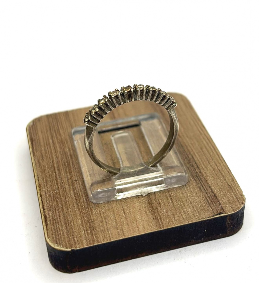 Anel meia aliança produzida em prata de lei, com ornamentação de pedra Zircônia, aro:15.