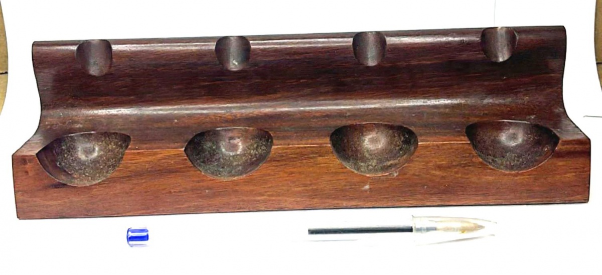 JEAN GILLON- Porta cachimbo produzido em madeira de lei, para acomodar 4 cachimbos, maior comprimento:24cm.