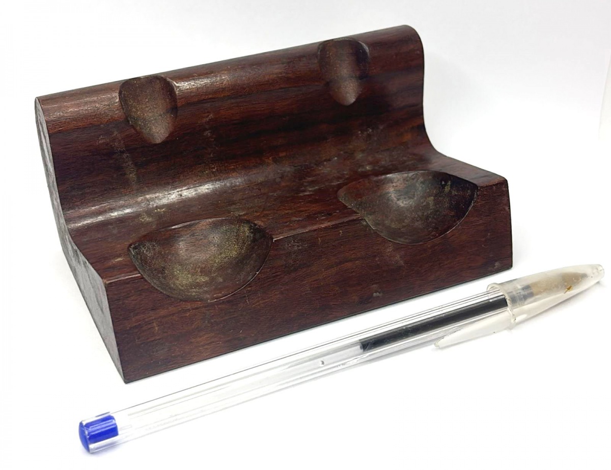 JEAN GILLON- Porta cachimbo produzido em madeira de lei, para acomodar 2 cachimbos, maior comprimento:12cm.