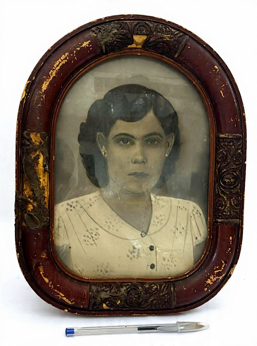 Antigo quadro com  expressivo retrato foto gráfico artístico em preto e branco,  emoldurada em madeira no estado, com vidro abaulado, década de 40, maior comprimento:30,5cmx 24cm.