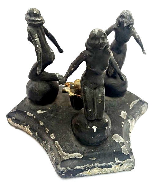Suporte para bola de cristal, no estilo Art decó,  As três Graças, produzido em metal fundido, apresentando três esculturas de figuras femininas nuas e estilizadas, ajoelhadas sobre esferas perfeitamente simétricas, ao ...