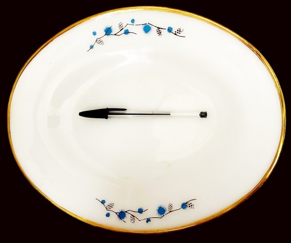 TERMO-REY-Traveja oval produzido em vidro opalinado, modelo `Pinha`, com filetação em ouro, maior comprimento:31cm.