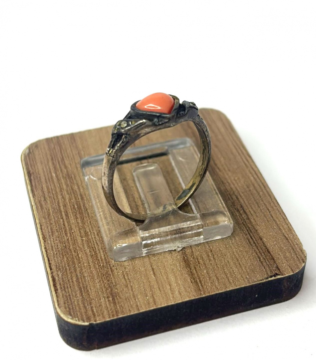 Anel produzido em prata de lei, com ornamentação de Coralite em formato de coração, aro:18.
