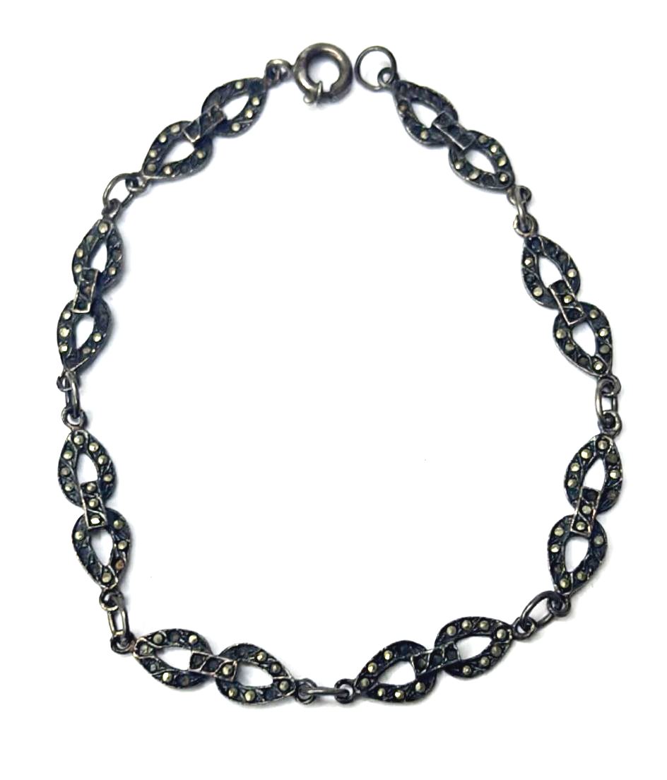 Linda pulseira produzida em prata de lei, com ornamentação de Marcassitas, peso 5 gramas, comprimento aberto:19,5cm, faltam algumas pedras.