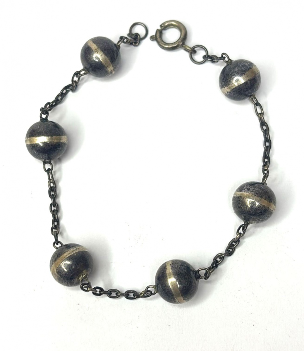 Pulseira produzida em prata de lei com ornamentação de bola em prata de lei, peso 7 gramas, comprimento aberto:21,5cm.