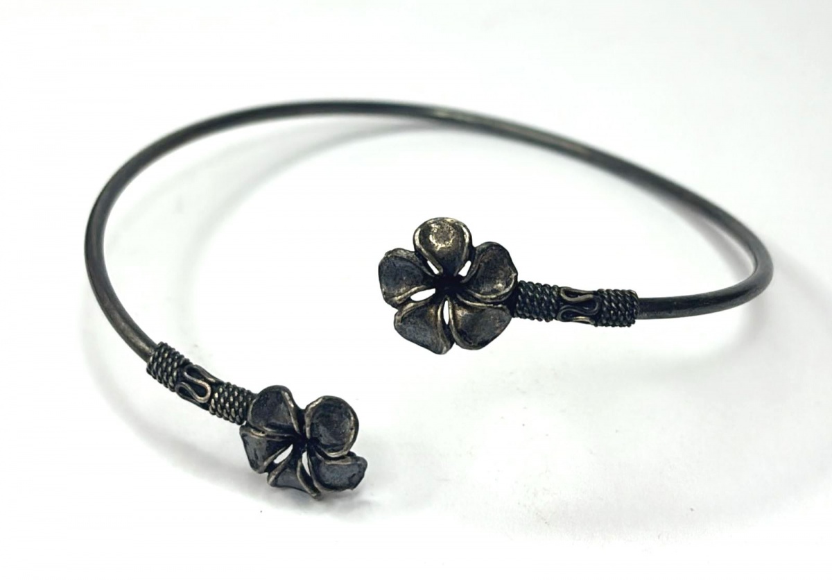 Bracelete produzido em prata de lei, com ornamentação de flor, peso 12 gramas, maior comprimento:8cm.