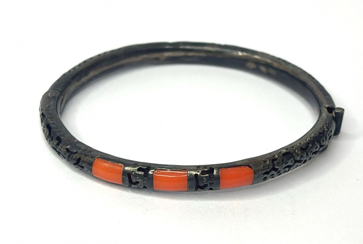 Pulseira produzida em prata de lei, com ornamentação de placas na cor coral, com detalhes fenestrados, peso 13 gramas, maior comprimento:7cm.