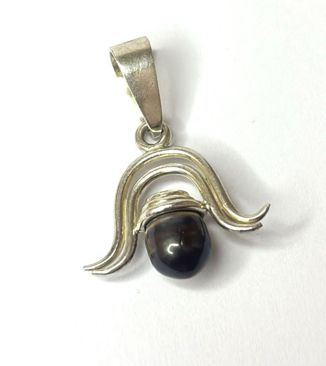 Pingente produzido em prata de lei, com ornamentação de pérola Negra, peso 5 gramas, maior comprimento:3,5cm.