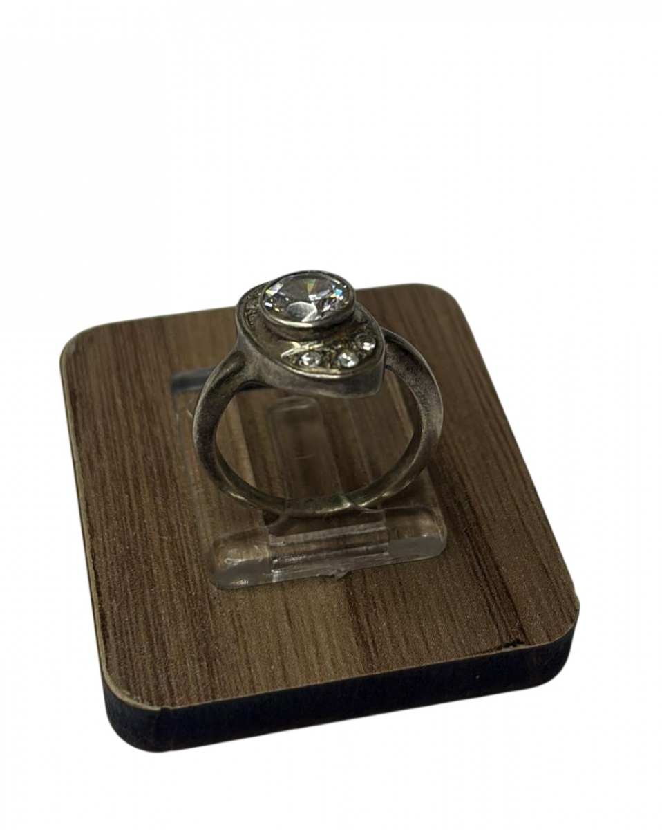 Anel produzido em prata de lei, com pedra de zircônia translúcida, aro:16.