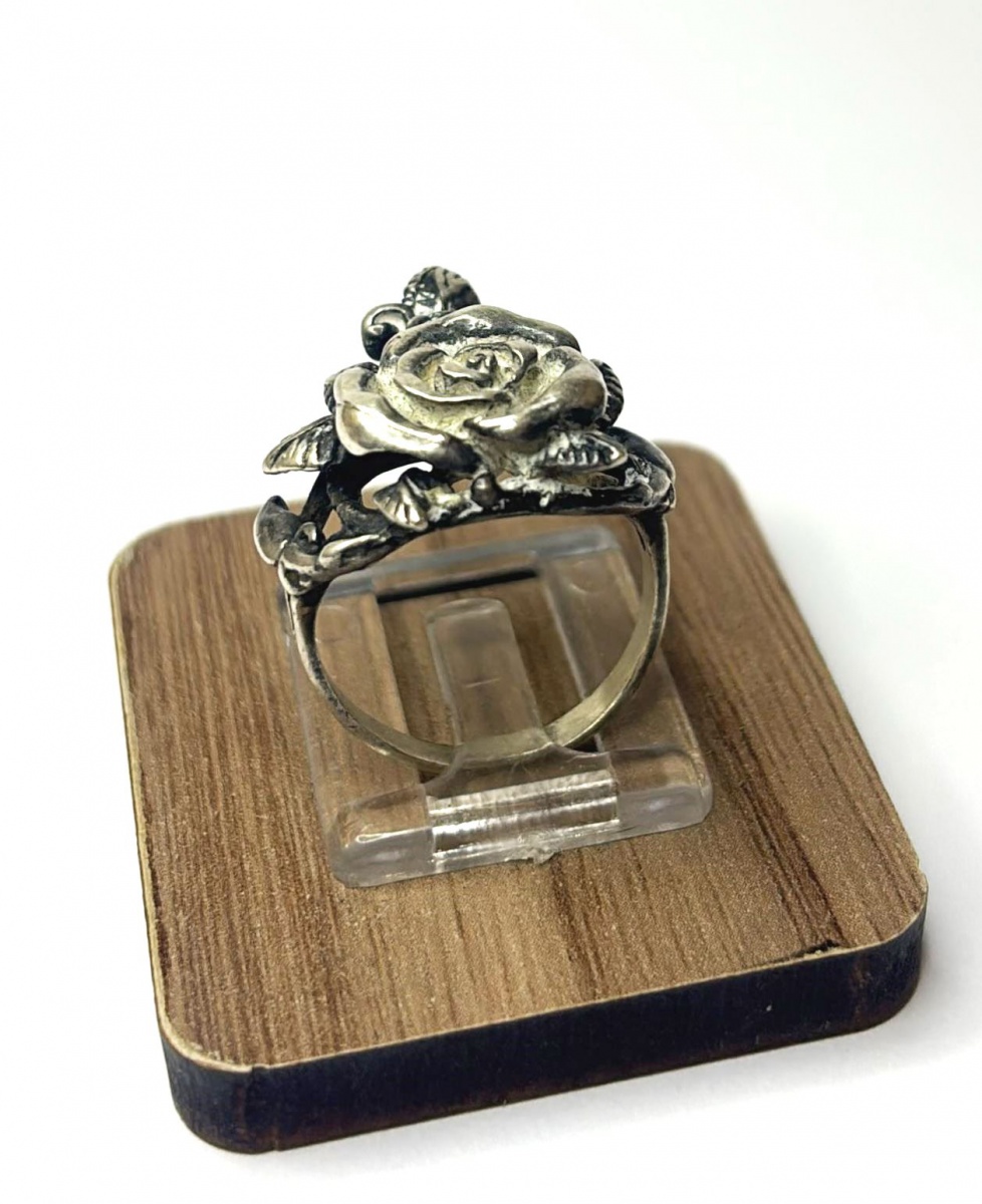 Anel com ornamentação de flor, produzido em prata de lei, peso 6 gramas, aro:19.