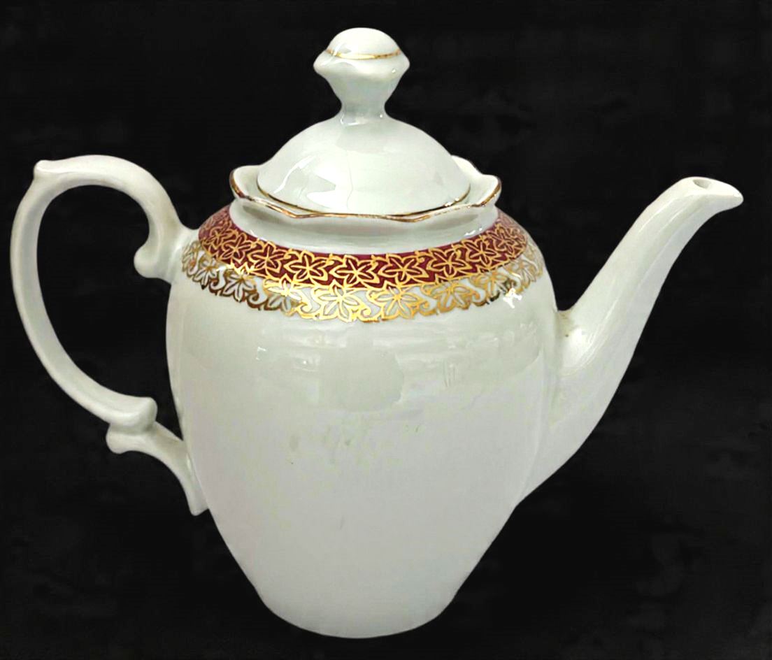 RENNER-Belo bule produzido em porcelana, com ornamentação de faixa vinho, com detalhes estilizado no formato de flor em filetação de ouro, maior comprimento:13cm altura.