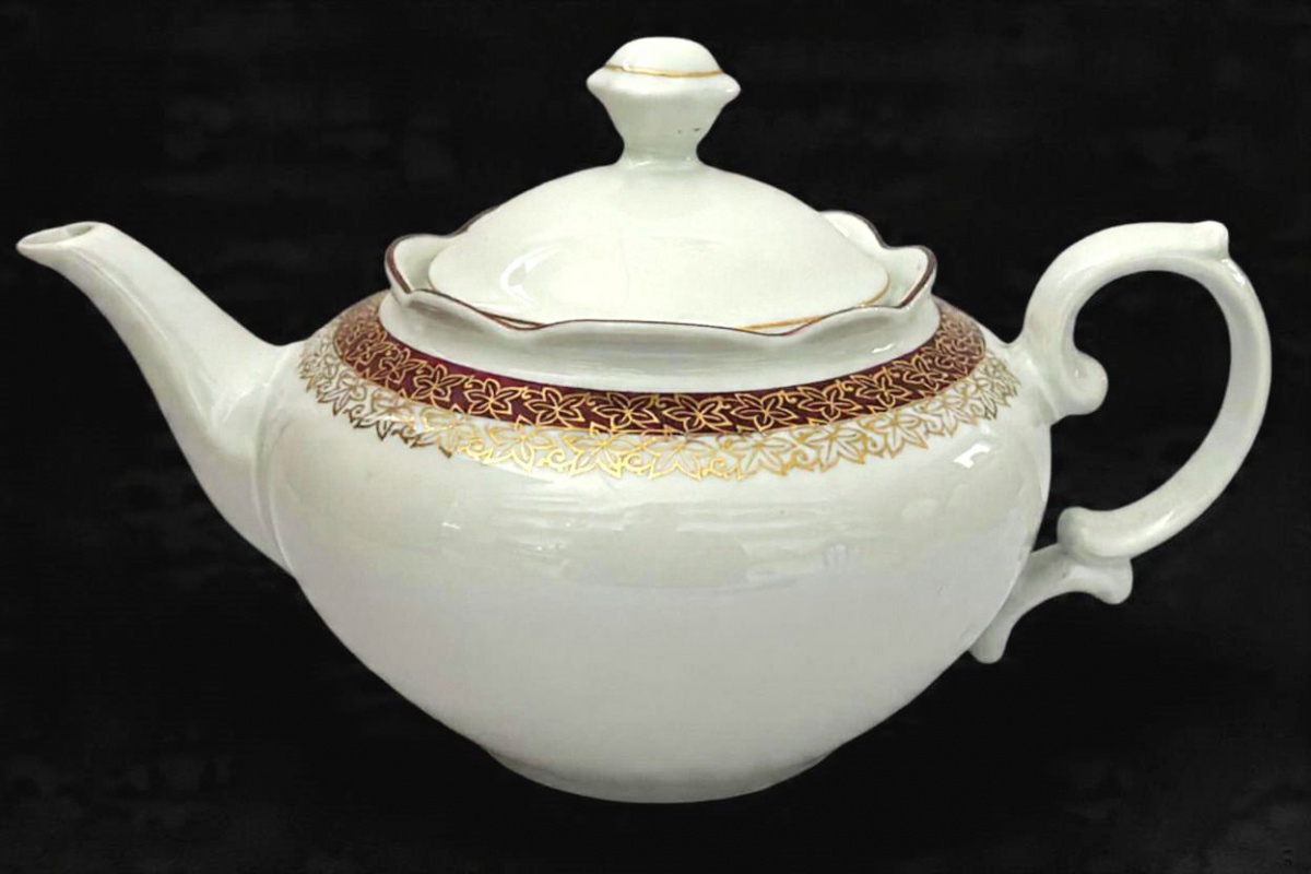 RENNER-Belo bule para chá modelo bolinha, produzido em porcelana, com ornamentação de faixa vinho, com detalhes estilizado no formato de flor em filetação de ouro, maior comprimento:10,5cm altura/ 24,5cm comprimento.