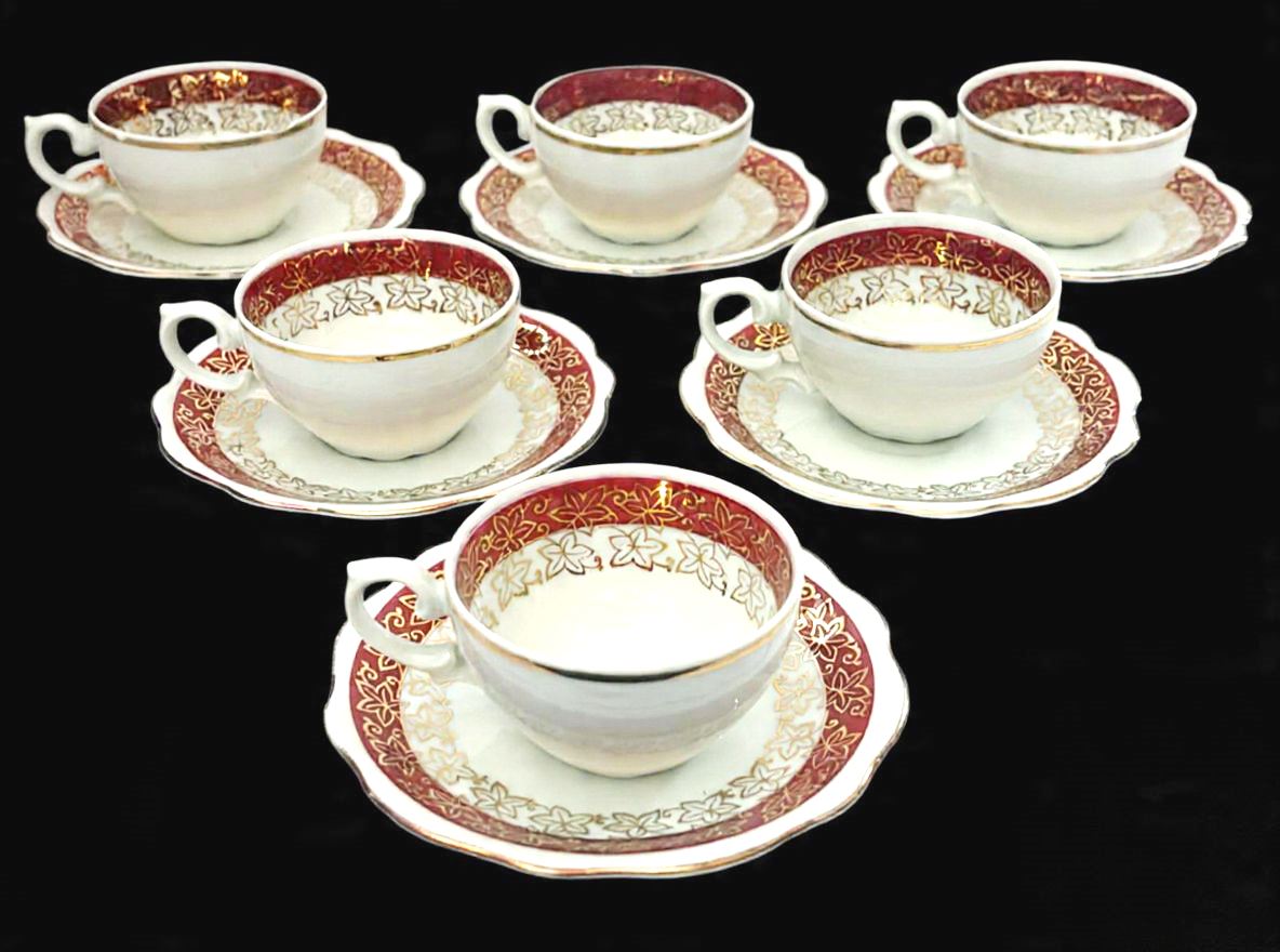 RENNER- Lote contendo 6 xícaras para café, produzidas em porcelana, com ornamentação de faixa vinho, com detalhes estilizado no formato de flor em filetação de ouro, maior comprimento:4cm altura x 7cm diâmetro/ 11,5cm ...