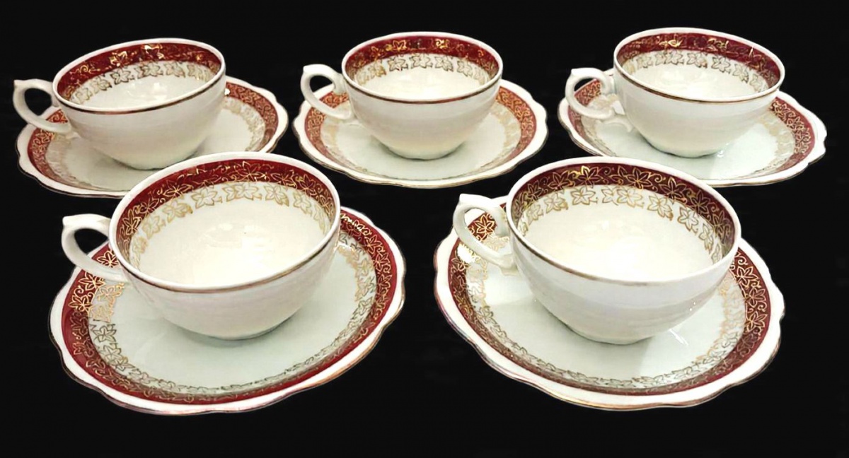 RENNER- Lote contendo 5 xícaras de chá, produzidas em porcelana, com ornamentação de faixa vinho, com detalhes estilizado no formato de flor em filetação de ouro, maior comprimento:5cm altura x 9,5cm diâmetro/ 15,5cm ...