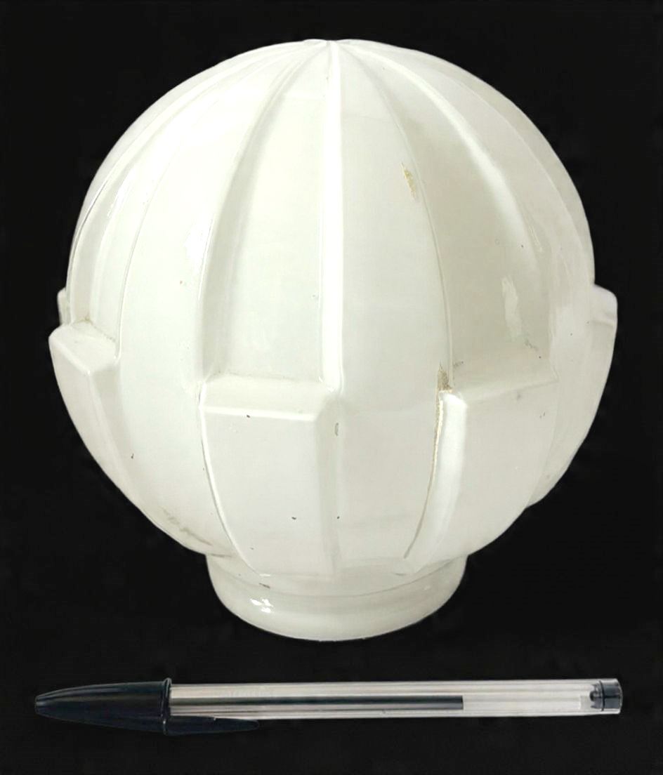 Antigo globo para luminária de teto, produzido em vidro leitoso, no estilo art decó, década de 20/30, altura:14,5cm x diâmetro da boca 8cm.
