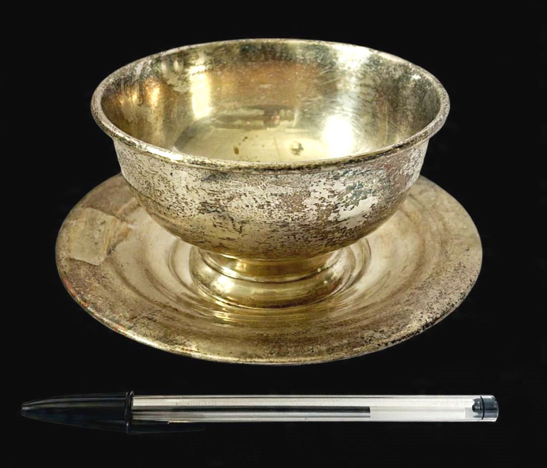 CARDIFF-Elegante bowl de pé alto com presentoir, confeccionado em metal espessurado á prata, da marca Cardiff, medidas:8cm x 13cm bowls,17cm bowls.